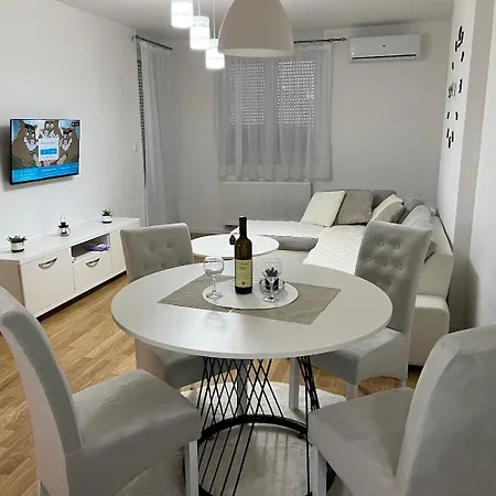 Stan Na Dan-apartman Smile Lukavica 아파트 *